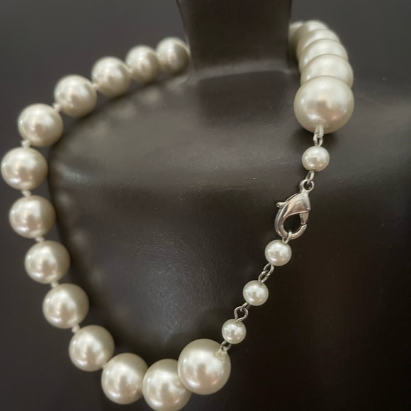 Beautiful Large faux Pearl Necklace with Claw clasp - Picture 2 of 2
